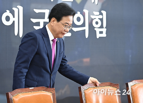 송언석 국민의힘 비상대책위원장 겸 원내대표가 28일 오전 서울 여의도 국회에서 열린 비상대책위원회의에 참석하고 있다. [사진=곽영래 기자]