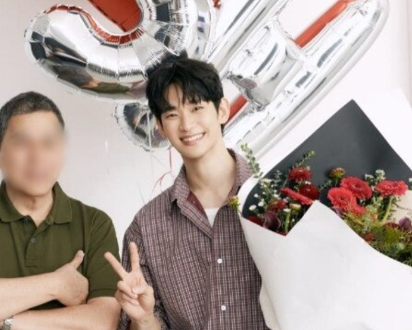 배우 김수현이 약 1년 4개월간의 공백을 깨고 공식 활동을 재개했다. 김수현 화보 촬영 현장. [사진=벤치(BENCH) SNS]