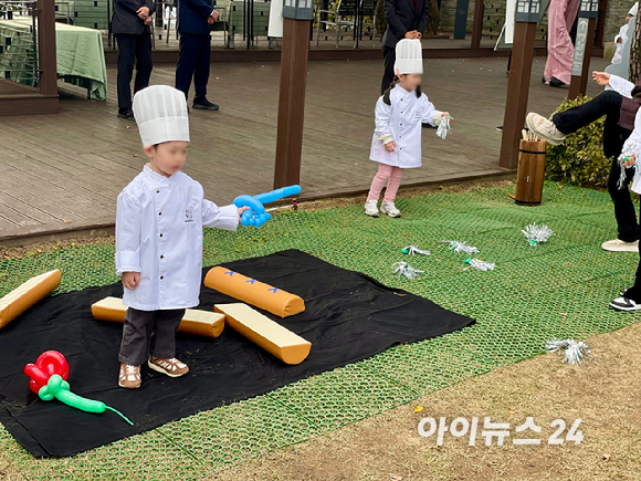 25일 서울 광진구 워커힐 호텔 명월관에서 '어린이 김치 만들기' 행사가 진행됐다. [사진=송대성 기자]