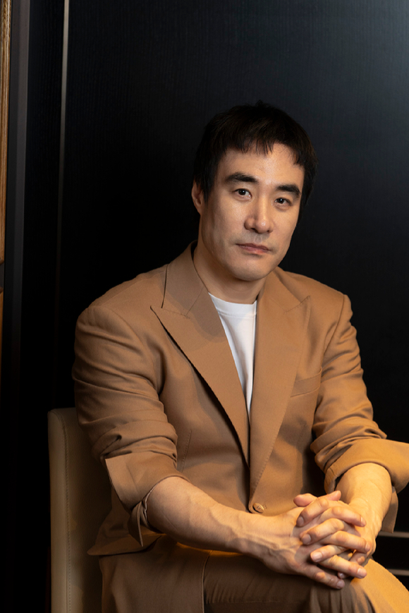 배우 배성우가 영화 '끝장수사' 인터뷰에 앞서 포즈를 취하고 있다. [사진=(주)에이스메이커무비웍스]