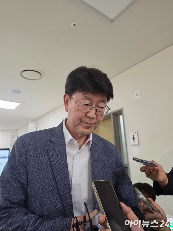최승호 위원장이 18일 중앙노동위원회에서 열린 2차 사후 조정 회의를 마치고 나와 기자들의 질문에 답하고 있다. [사진=황세웅 기자]
