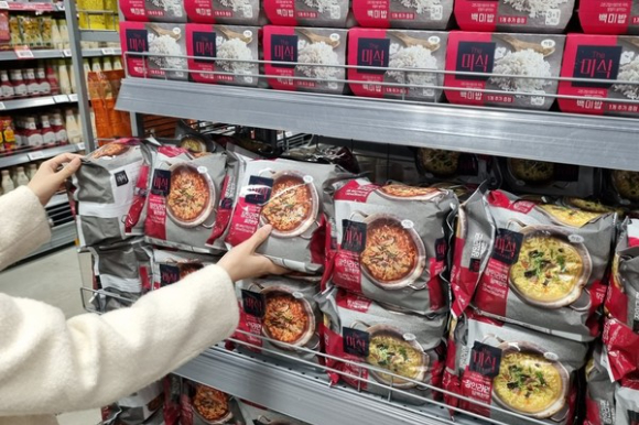 김정수 삼양식품 부회장이 3일 열린 기자간담회에서 우지를 사용한 신제품 '삼양 1963'을 소개하고 있다. [사진=전다윗 기자]