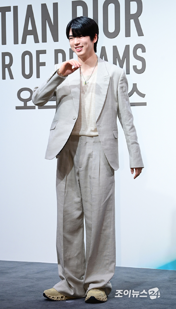 피겨선수 차준환이 18일 오후 서울 동대문구 DDP 아트홀에서 진행된 디올 'DESIGNER OF DREAMS' 전시회 개최 기념 포토월 행사에 참석하고 있다. [사진=정소희 기자]