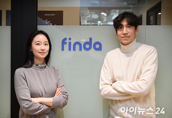 핀테크 기업 핀다 이혜민(왼쪽), 박홍민 공동대표가 8일 오후 서울 강남구 핀다 사옥에서 아이뉴스24와의 인터뷰에 앞서 포즈를 취하고 있다. [사진=정소희 기자]