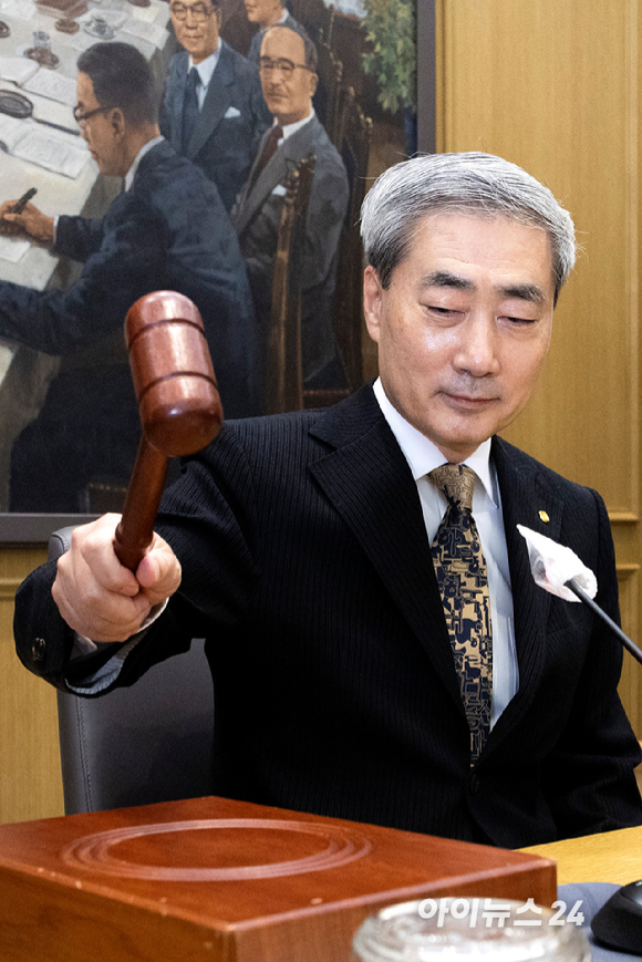 신현송 한국은행 총재가 22일 오전 서울 중구 한국은행에서 열린 금융통화위원회 본회의에 참석해 의사봉을 두드리고 있다. 2026.10.22. [사진=사진공동취재단]