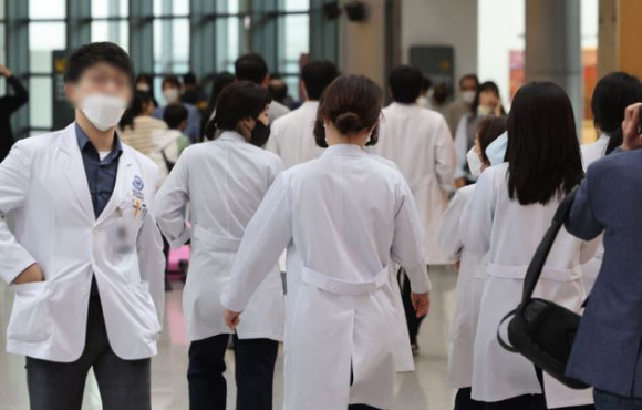 지난 11일 오후 서울 시내 대학병원에서 의료진들이 이동하고 있다. 본 기사와 무관한 이미지. [사진=뉴시스]