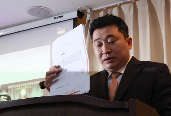 배우 고(故) 김새론(오른쪽)의 유족이 7일 배우 김수현을 '아동복지법 위반' 혐의 등으로 고소했다.[사진=아이뉴스24DB, 김새론 인스타그램]