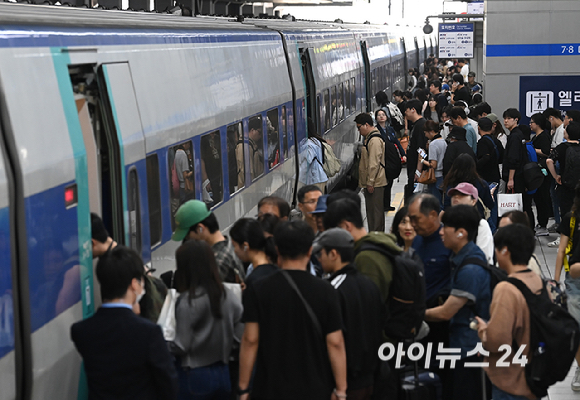 추석 연휴를 하루 앞둔 2일 용산역에서 귀성객들이 열차에 탑승하기 위해 이동하고 있다. [사진=곽영래 기자]