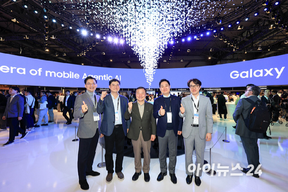홍범식 LG유플러스 대표(오른쪽 두 번째)가 2일(현지시간) 스페인 바르셀로나 피라 그란 비아 전시장에서 열린 '모바일 월드 콩그레스(MWC)2026'에서 삼성전자 갤럭시 부스를 방문해 노태문 삼성전자 대표이사 사장(DX부문장)과 사진촬영 하고 있다. 2026.03.02. [사진=바르셀로나=사진공동취재단]