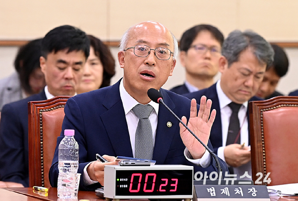 조원철 법제처장이 15일 서울 여의도 국회에서 열린 법제사법위원회 국정감사(법제처)에서 의원 질의에 답변하고 있다. [사진=곽영래 기자]