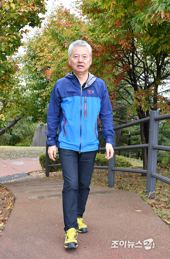 홍성국 전 더불어민주당 의원이 19일 서울 종로구 부암동 백사실 계곡에서 진행된 '스타 고우리와 함께 하는 제10회 희망찾기 등산·트레킹 교실'에 앞서 기념촬영을 하고 있다.