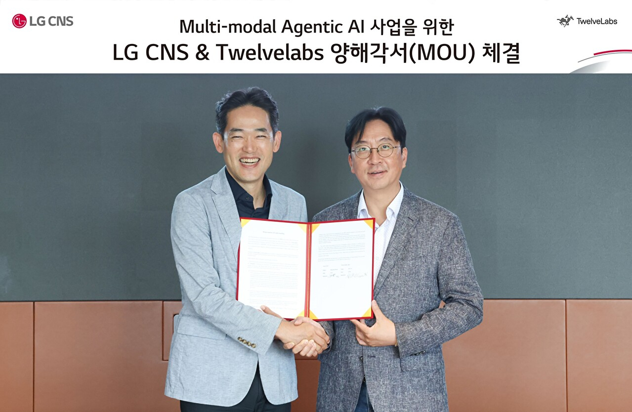 진요한 LG CNS AI센터장 상무(왼쪽)와 김윤 트웰브랩스 최고전략책임자(CSO)가 업무협약 기념 사진을 찍고 있다. [사진=트웰브랩스]