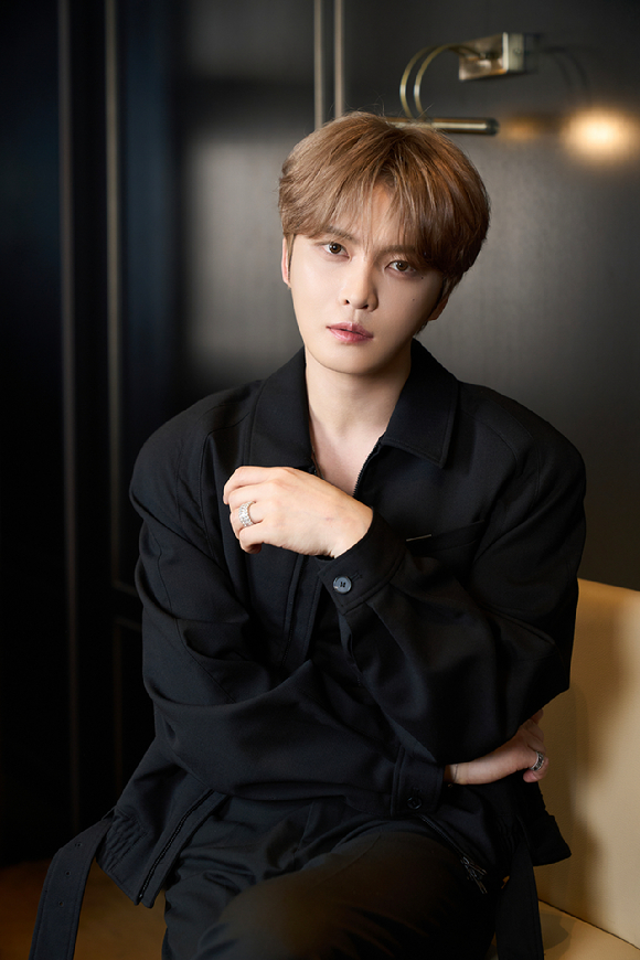 가수 겸 배우 김재중이 영화 '신사: 악귀의 속삭임' 인터뷰에 앞서 포즈를 취하고 있다. [사진=라이브러리컴퍼니]