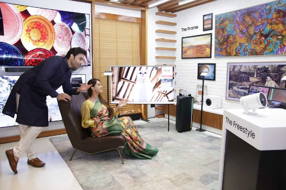 삼성전자 모델이 인도 방갈로르 삼성 오페라 하우스에서 열린 2023년 네오 QLED 제품 공개 행사에서 다양한 삼성 TV 신제품들을 선보이고 있다. [사진=삼성전자]