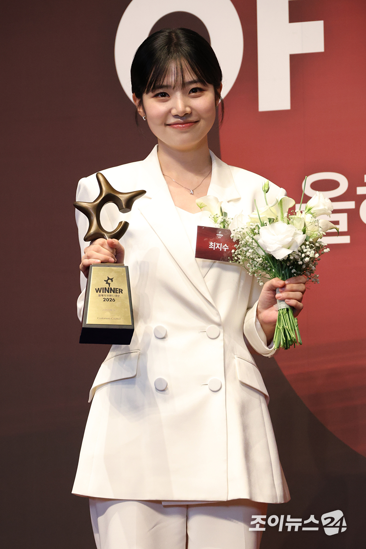 배우 최지수가 1일 오전 서울 중구 신라호텔에서 진행된 '2026 올해의 브랜드 대상' 포토월 행사에 참석해 포즈를 취하고 있다. [사진=문수지 기자]