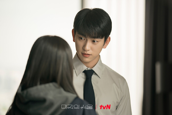 갓세븐 멤버이자 배우 박진영이 tvN 토일드라마 '미지의 서울' 인터뷰에 앞서 포즈를 취하고 있다. [사진=BH엔터테인먼트]
