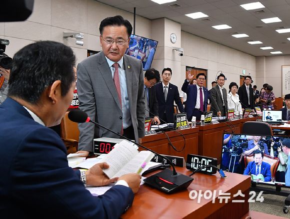 유상범 국회 법제사법위원회 여당 간사를 비롯한 국민의힘 의원들이 지난 19일 서울 여의도 국회에서 열린 법제사법위원회 윤석열 대통령 탄핵소추안 즉각 발의 요청에 관한 청원 관련 청문회에서 정청래 국회 법사위원장에게 항의하고 있다. [사진=곽영래 기자]