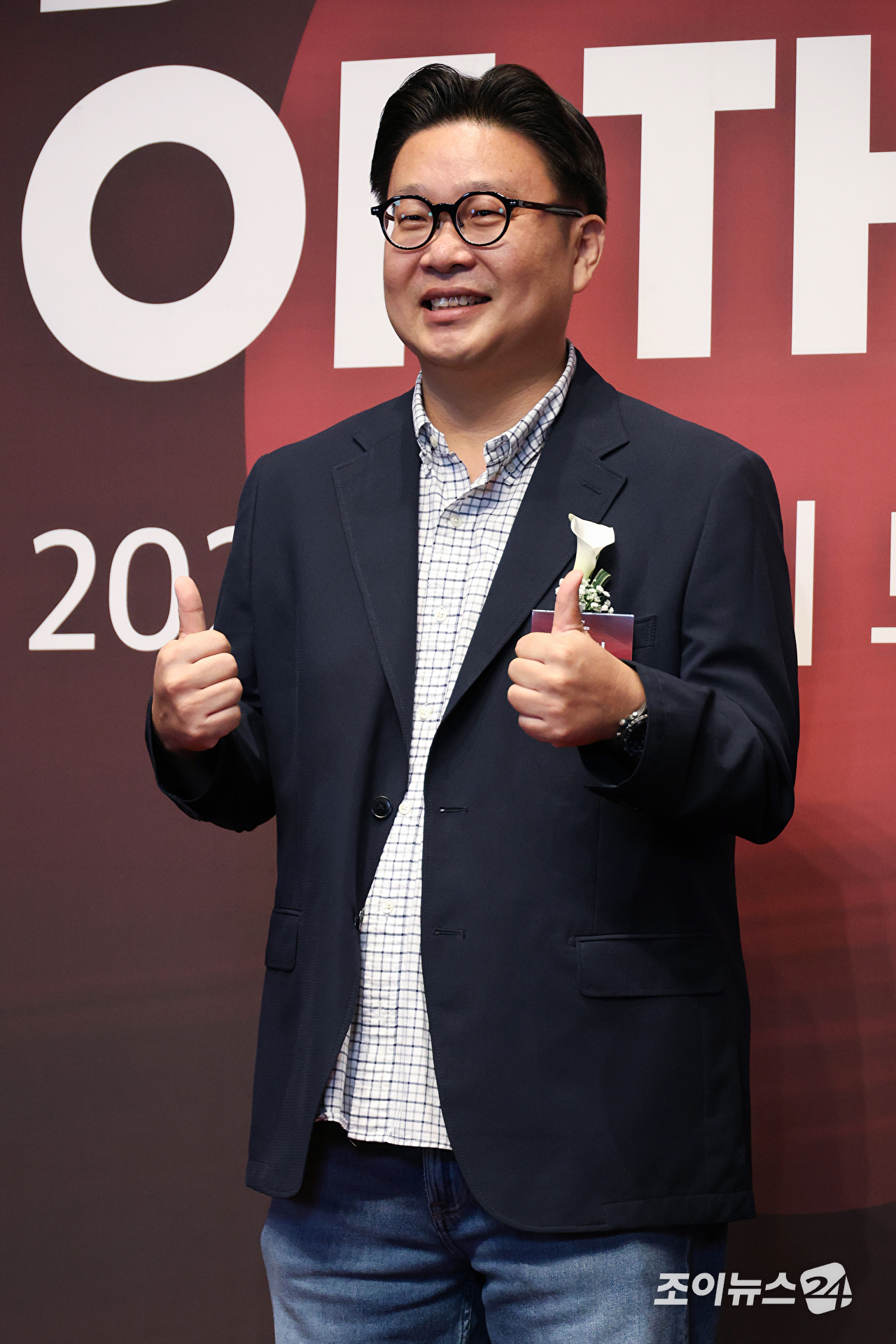 서경덕 교수가 1일 오전 서울 중구 신라호텔에서 진행된 '2026 올해의 브랜드 대상' 포토월 행사에 참석해 포즈를 취하고 있다. [사진=문수지 기자]