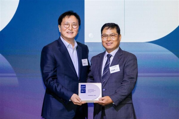 11월 17일 서울 여의도 글래드호텔에서 개최된 DL이앤씨 '한숲 파트너스 데이' 행사에서 DL이앤씨 박상신 대표(왼쪽)와 우수협력업체로 선정된 태일씨앤티 조왕래 소장이 기념촬영을 하고 있다. [사진=DL그룹]