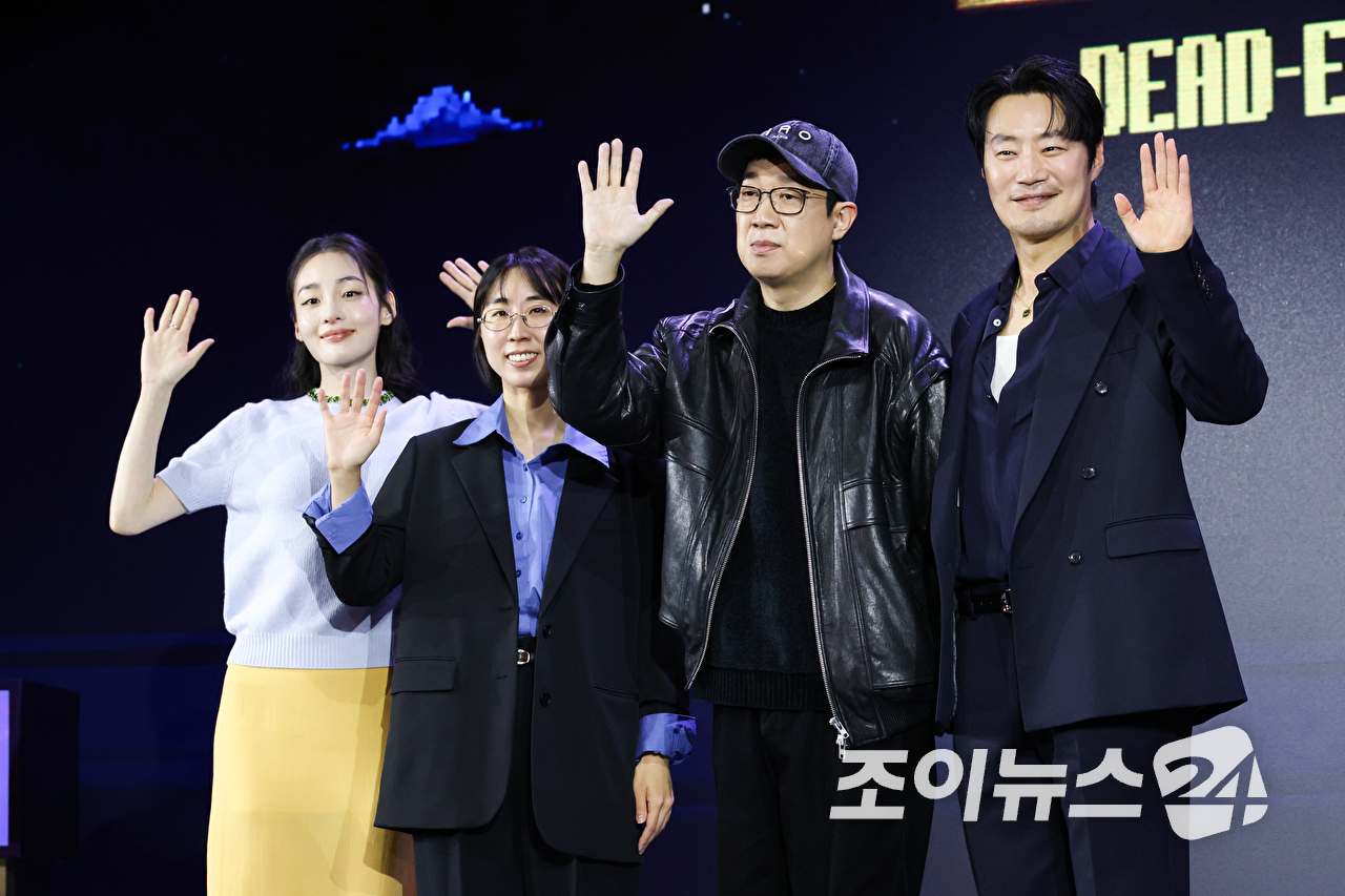 배우 김민하, 김다민 감독, 한준희 기획총괄, 배우 이희준이 28일 오전 서울 영등포구 여의도 페어몬트 앰배서더 서울 호텔에서 진행된 넷플릭스 '꿀알바' 제작발표회에 참석해 포즈를 취하고 있다. [사진=문수지 기자]