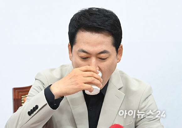 장동혁 국민의힘 당대표가 9일 서울 여의도 국회에서 열린 최고위원회의에서 물을 마시고 있다. [사진=곽영래 기자]
