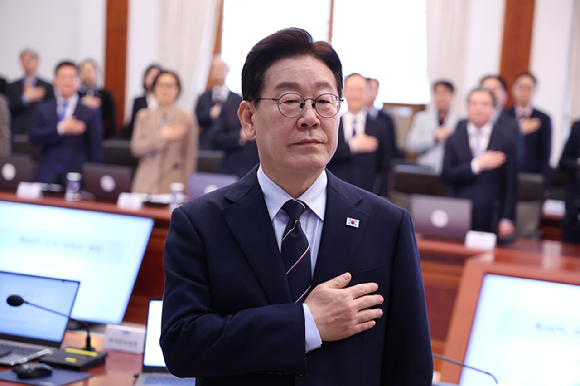 이재명 대통령이 6일 청와대에서 열린 수석보좌관회의에서 국기에 경례하고 있다. 2026.3.6 [사진=연합뉴스]