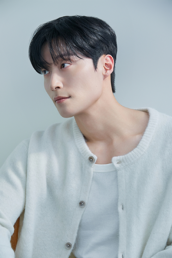 배우 허남준이 프로필 촬영에서 포즈를 취하고 있다. [사진=에이치솔리드]