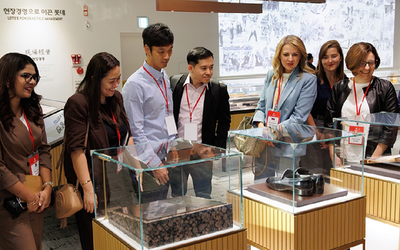 롯데 글로벌 컨퍼런스 참가자들이 롯데월드타워 위치한 신격호 롯데 창업주 기념관을 방문해 실물 자료를 살펴보고 있다. [사진=롯데]