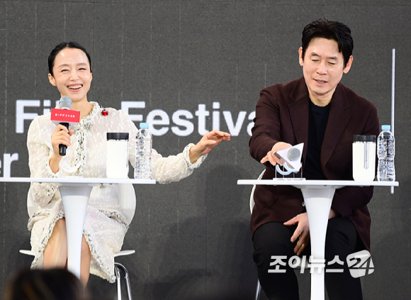 배우 전도연과 설경구가 7일 부산 해운대구 영화의전당에서 열린 제31회 부산국제영화제 '가능한 사랑' 오픈토크에 참석하고 있다. [사진=정소희 기자]