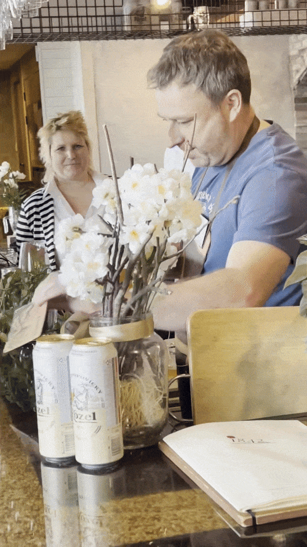 매튜 홈즈 코젤 한국지사장이 13일 서울 용산 이태원에서 열린 미디어 간담회에서 신제품 '코젤 화이트'를 선보이고 있다. [사진=백소연 기자]