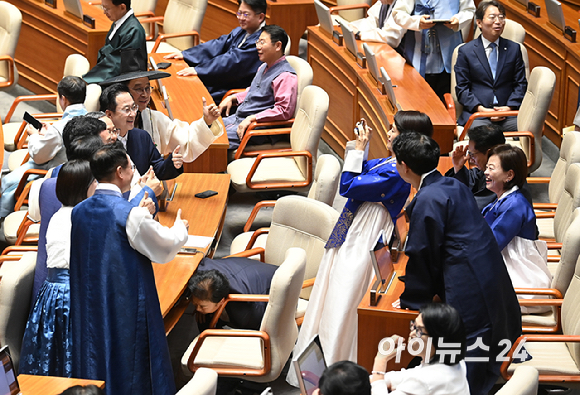 한복을 입은 여야 의원들이 1일 서울 여의도 국회에서 열린 제429회 국회(정기회) 개회식에 앞서 기념 촬영을 하고 있다. [사진=곽영래 기자]