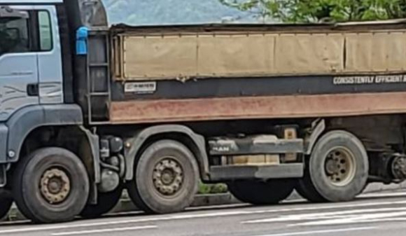 대형 덤프트럭에서 빠진 바퀴에 치인 여고생이 1개월 이상 의식 불명 상태에 빠진 사연이 뒤늦게 알려졌다. 사진은 해당 덤프트럭 바퀴. [사진=경기도소방재난본부]