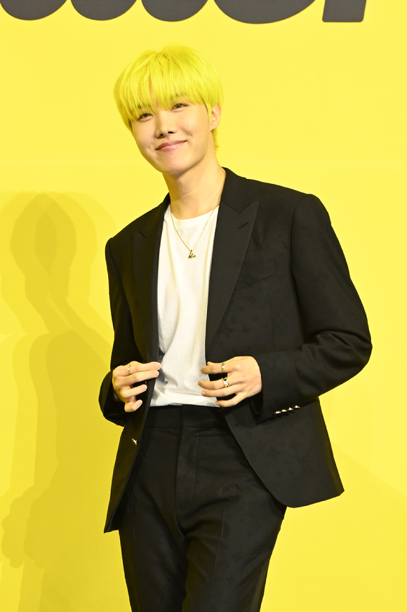 방탄소년단(BTS) 새 디지털 싱글 'Butter' 발매 기념 글로벌 기자간담회가 21일 오후 서울 송파구 방이동 올림픽공원 올림픽홀에서 열렸다. 방탄소년단 제이홉이 포토타임을 갖고 있다. [사진=정소희 기자]