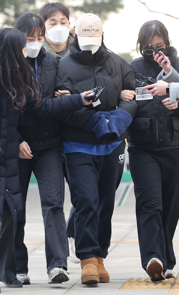 서울 강북구 수유동 모텔에서 남성 2명을 숨지게 한 혐의를 받는 20대 여성 A씨가 12일 서울북부지법에서 영장실질심사를 받기 위해 출석하고 있다. [사진=연합뉴스]