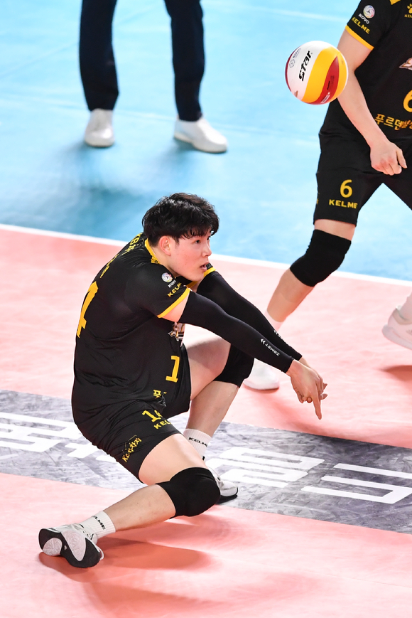 KB손해보험 홍상혁이 8일 열린 삼성화재와 원정 경기 도중 서브 리시브를 시도하고 있다. [사진=한국배구연맹(KOVO)]