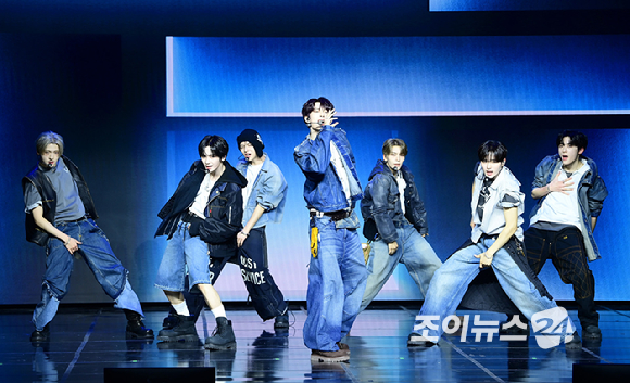 그룹 알파드라이브원이 12일 오후 서울 용산구 블루스퀘어 SOL트래블홀에서 열린 알파드라이브원(ALPHA DRIVE ONE) 첫 번째 데뷔 미니 1집 'EUPHORIA'(유포리아) 발매 기념 쇼케이스에서 타이틀곡 '프릭 알람' 무대를 선보이고 있다. [사진=정소희 기자]