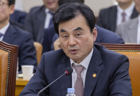 안규백 국방부 장관이 17일 국회에서 열린 국방위 전체 회의에 출석해 미국 측의 호르무즈 해협 파병 요청에 대한 의원 질의에 답변하고 있다. [사진=연합뉴스]