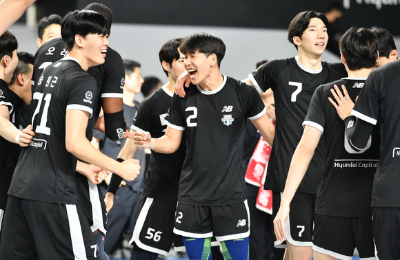 현대캐피탈 선수들이 24일 열린 한국전력과 플레이오프 1차전에서 풀세트까지 가는 접전 끝에 3-2 승리를 확정한 뒤 코트에 모여 서로 기쁨을 나누고 있다. [사진=한국배구연맹(KOVO)]