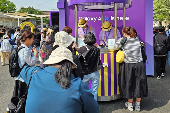 에버랜드에 마련된 '갤럭시 스튜디오 포토'에서 방문객들이 '갤럭시 S24 시리즈'를 무료로 대여해주는 '갤럭시 투 고' 서비스를 이용하고 있다. [사진=삼성전자]