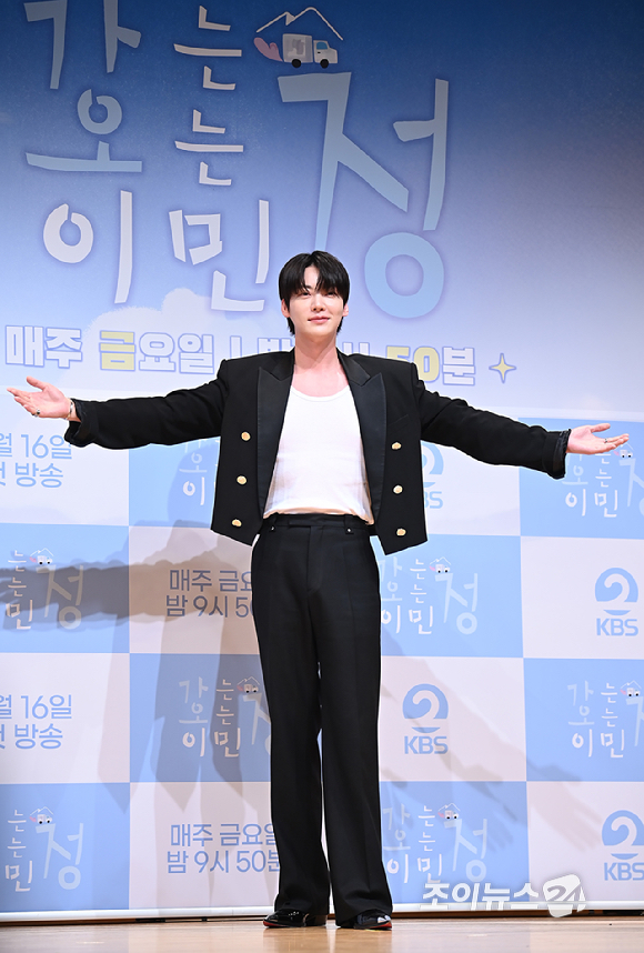 배우 안재현이 16일 서울 여의도 KBS 아트홀에서 열린 KBS 2TV 신규 예능 '가는정 오는정 이민정' 제작발표회에서 포토타임을 갖고 있다. [사진=곽영래 기자]