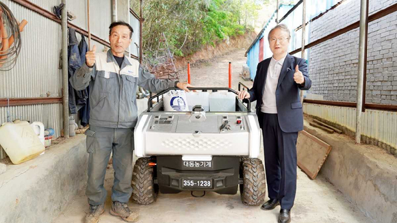  운반로봇 1호 구매 고객 장동관(왼쪽)씨와 여준구 대동로보틱스 대표이사. [사진=대동로보틱스]