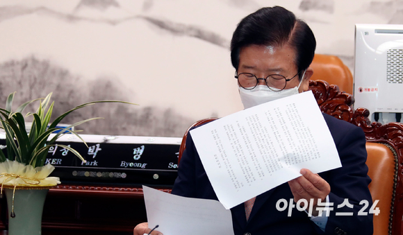 박병석 국회의장이 22일 서울 여의도 국회의장실에서 '검수완박'(검찰 수사권 완전 박탈) 법안 관련 중재안을 여야 원내대표에게 전달하고 "양당 의원총회에서 의장 중재안을 수용해줄 것을 강력히 요구한다"라는 입장문을 발표하고 있다. [사진=김성진 기자]