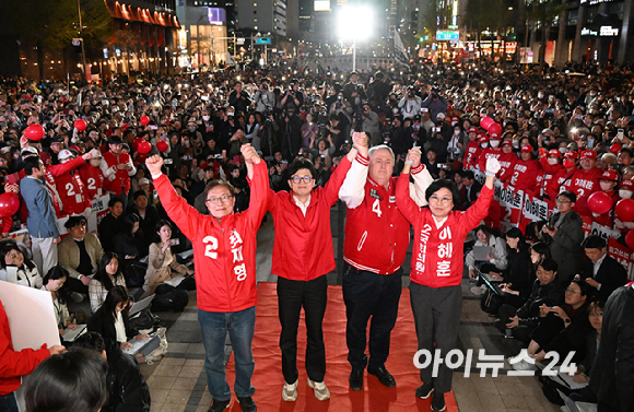 한동훈 국민의힘 비상대책위원장과 인요한 국민의미래 선대위원장이 9일 오후 서울 중구 청계광장에서 열린 '국민의힘으로 대한민국 살리기' 제22대 총선 파이널 총력유세에서 최재형(종로), 이혜훈(중‧성동을) 후보와 함께 지지를 호소하고 있다. [사진=곽영래 기자]