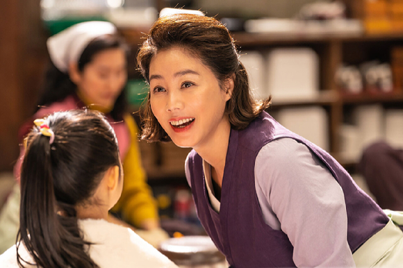 배우 김윤석이 영화 '대가족'에서 열연하고 있다. [사진=롯데엔터테인먼트]
