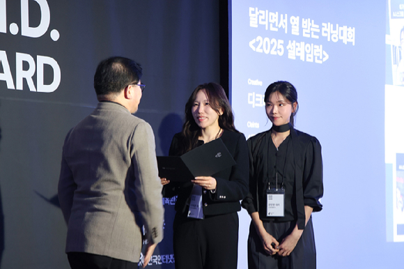 롯데웰푸드 IMC팀 관계자들이 26일 '2025 앤어워드' 시상식에서 상을 받고 있다. [사진=롯데웰푸드 제공]