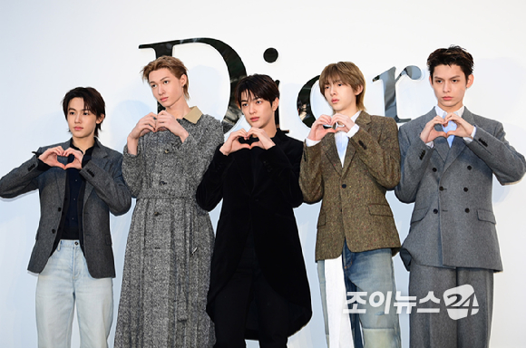 그룹 코르티스(CORTIS) 성현-마틴-건호-주훈-제임스가 7일 오후 서울 성동구 성수동에서 열린 디올 포토콜 행사에 참석하고 있다. [사진=정소희 기자]