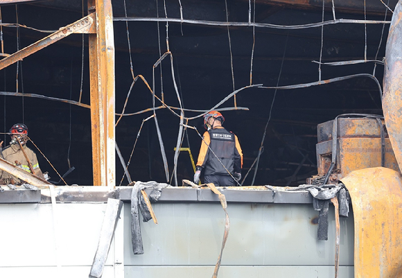 박순관 아리셀 대표와 박중언 총괄본부장이 28일 수원지방법원에서 열린 구속 전 피의자 심문(영장실질심사)을 마친 후 대기 장소인 경기도 수원남부경찰서 유치장으로 들어가고 있다. 2024년 6월 24일 경기도 화성시 일차전지 업체 아리셀 공장에서 불이 나 23명이 숨지고 8명이 다쳤다. 2024.8.28 [사진=연합뉴스]