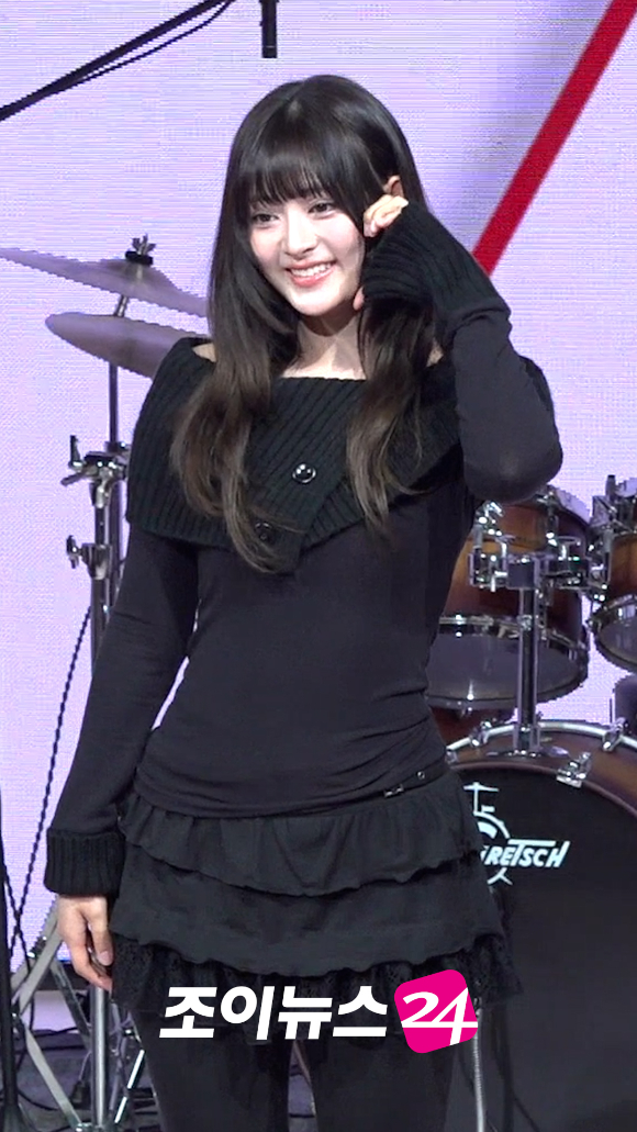 밴드 레이턴시 세미가 지난 18일 오후 서울 마포구 상암동 쇼킹케이팝센터에서 열린 레이턴시(LATENCY) 첫 미니앨범 '레이트 오'클락'(LATE O'CLOCK) 쇼케이스에서 포즈를 취하고 있다. [사진=문수지 기자]