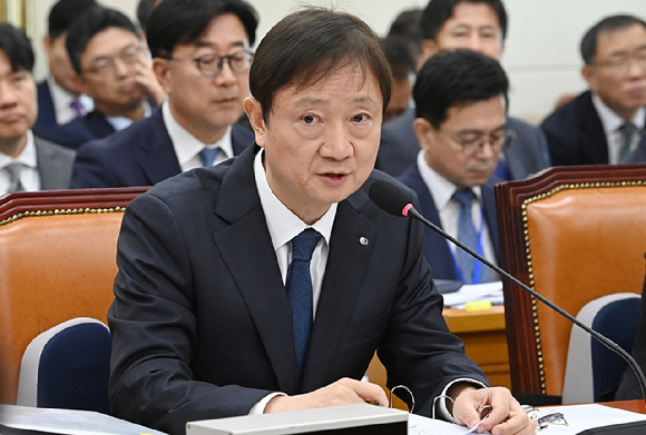 이찬진 금융감독원장이 지난해 10월 27일 서울 여의도 국회에서 열린 정무위원회의 종합감사에서 위원 질의에 답하고 있다. [사진=곽영래 기자]