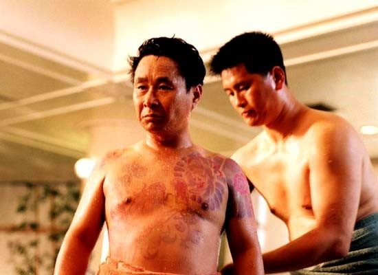 영화 '친구' 모티브가 된 부산 폭력조직 칠성파 전 두목 이강환(80)씨가 숨졌다. 위 사진은 배우 기주봉 씨가 '친구'에 출연해 극중 주인공 준석(유오성 분)이 속한 폭력조직 두목 역을 열연하고 있다. [사진=코리아픽처스]